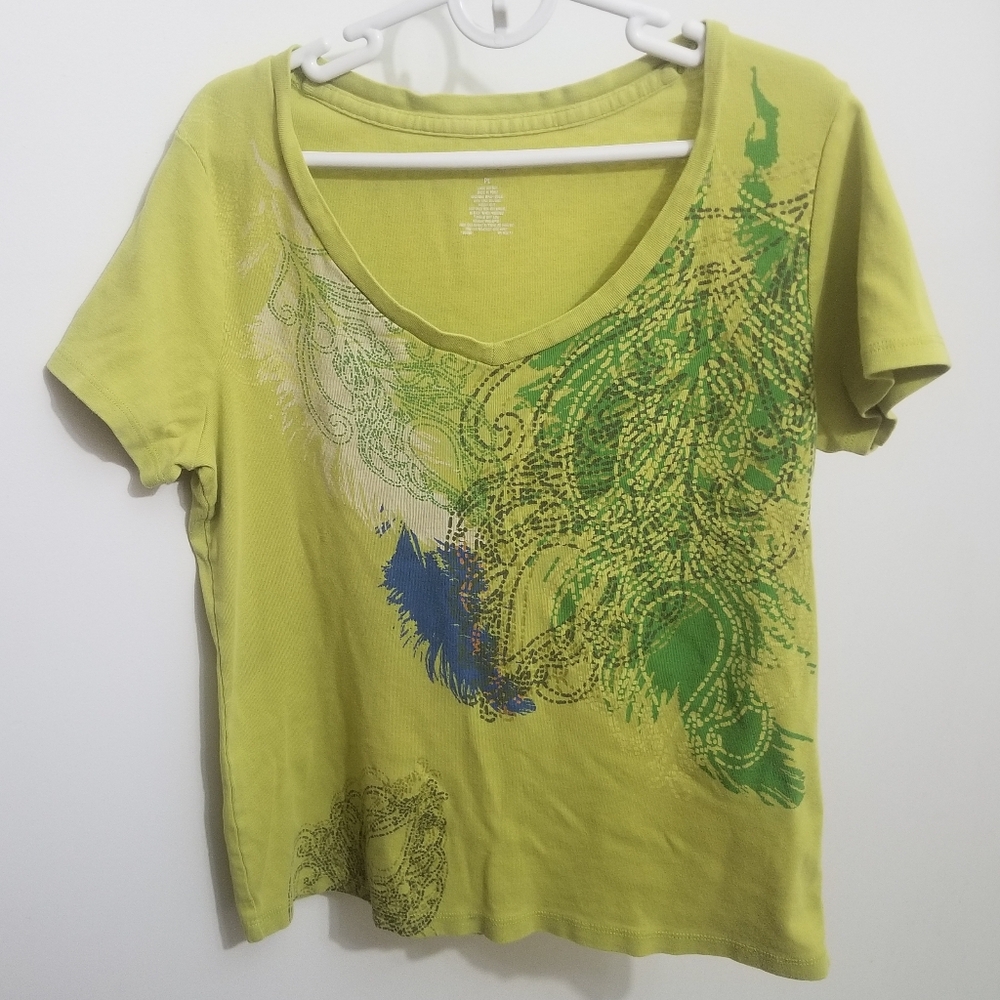 green v neck cotton t-shirt w stain - Picture 1 of 4